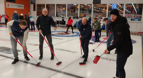 Samichlaus-Event des Schweizer Mobilitätsverbandes: Fondue, Curling und jede Menge Spass